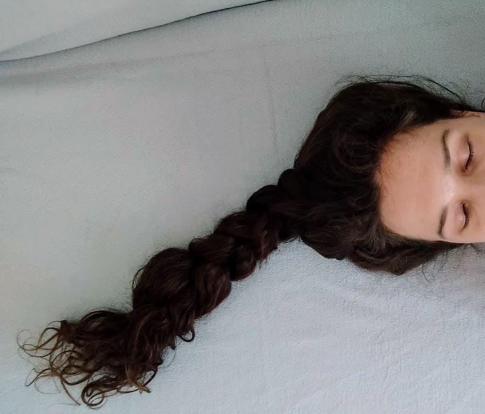 Hướng dẫn 10 cách giữ nếp tóc uốn khi ngủ đơn giản và hiệu quả